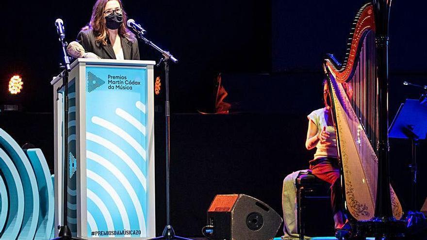 A presidenta do Coro Cantabile, Lucía Cernadas, recolle o premio Martín Códax.