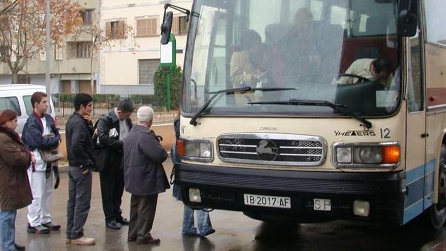 Usuarios de la linea de transporte de Palma a Lluc accediendo al vehículo en la estación terminal de autobuses de la capital del Raiguer.