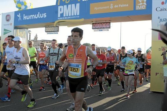 Start der Läufer beim Palma de Mallorca Marathon