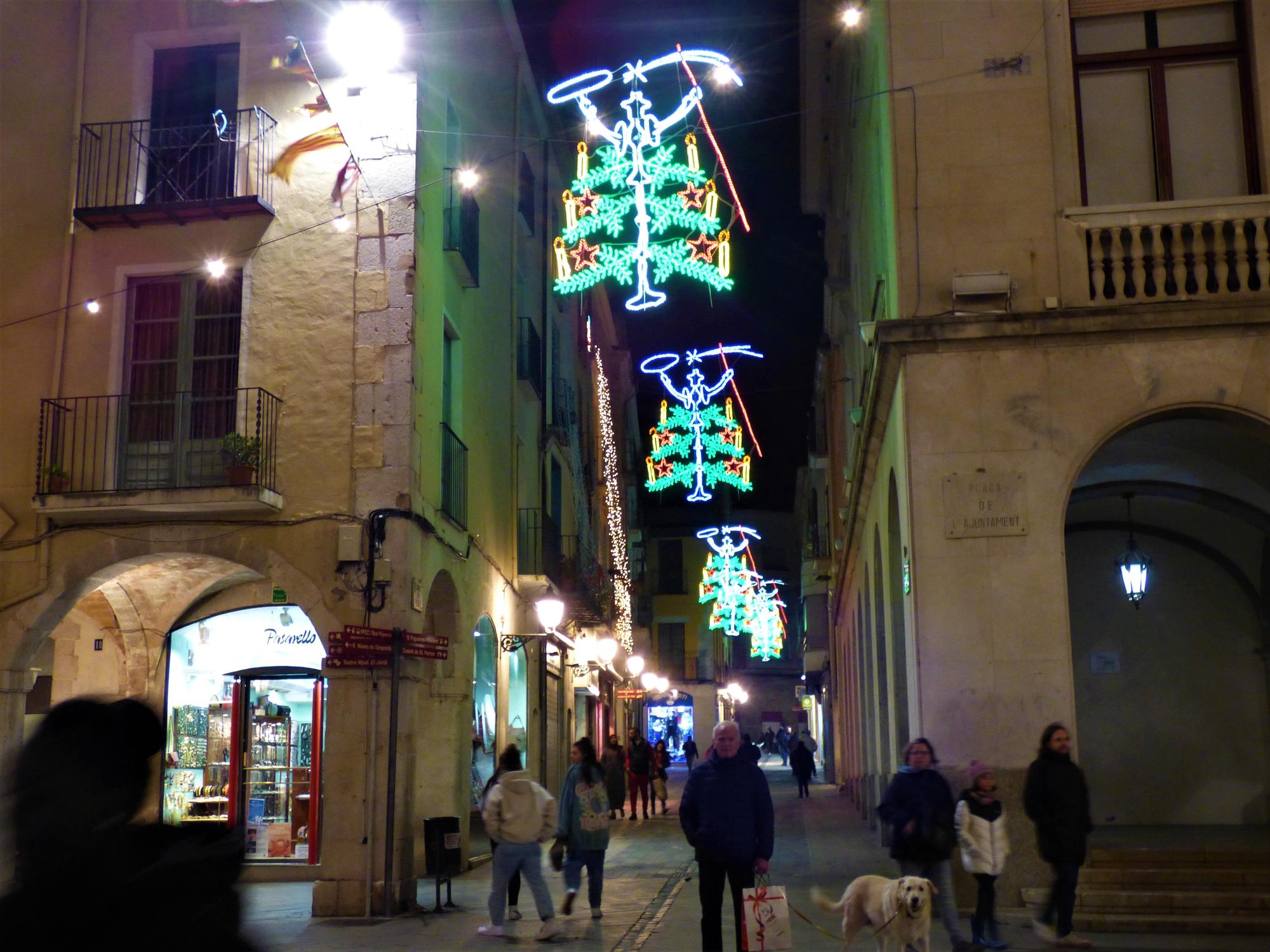 La màgia de Nadal s'encén a Figueres amb les llums dalinianes