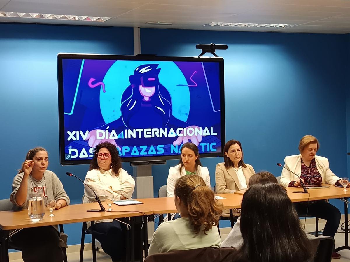 Tecnólogas durante la celebracíón del Día das Rapazas nas TIC.