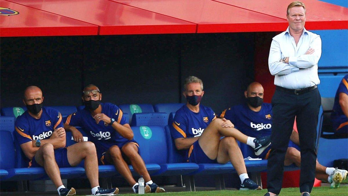 Ronald Koeman y su cuerpo técnico durante un partido en el Estadi Johan Cruyff