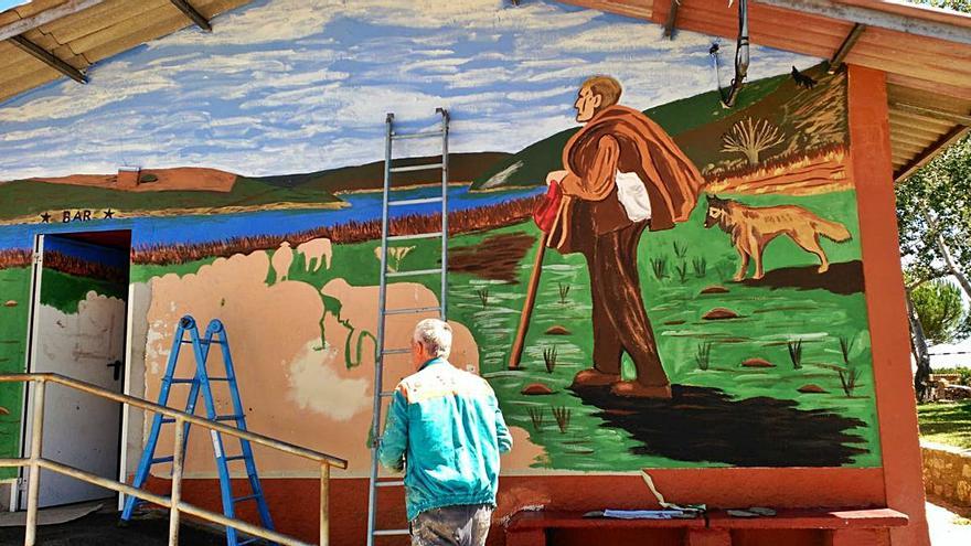 Un mural en homenaje al oficio de pastor pintado en una fachada de Villaflor. | Cedida