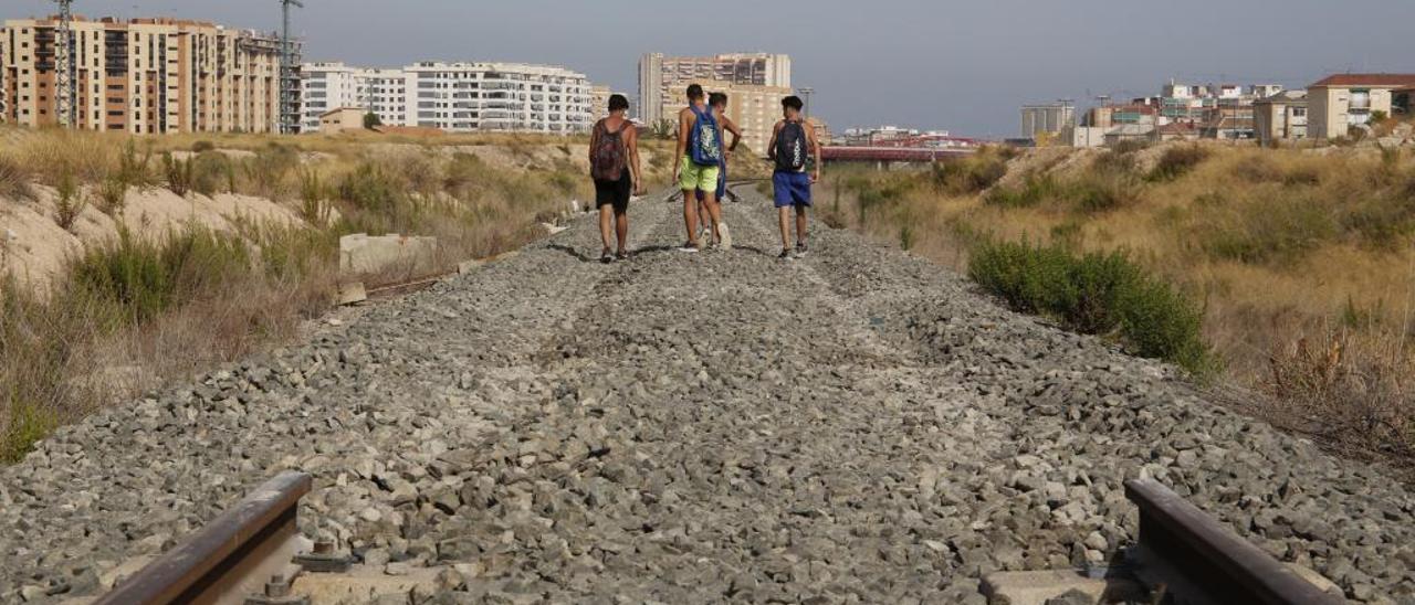 Imagen del tramo donde se han retirado las vías y pueden continuar las obras de la Vía Parque.