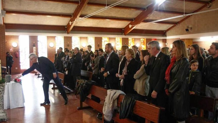 Parte de los asistentes al funeral por Antonio Velasco.