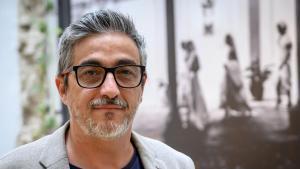 SEVILLA, 04/03/2026.- El periodista Jesús Bastante ha publicado, en el centenario de la muerte de Antoni Gaudí, la novela El aprendiz de Gaudí (La Esfera de los Libros) y en una entrevista con EFE ha dicho que el arquitecto fue un genio, con un punto de locura, y puede que también un santo como podremos comprobar en breve. EFE/ Raúl Caro