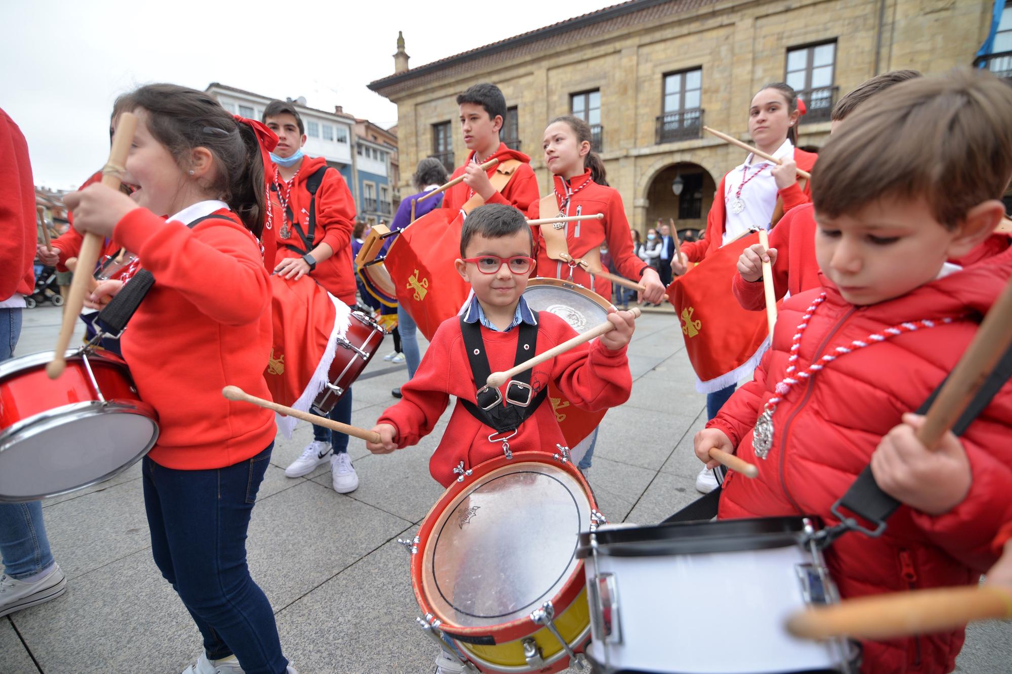 EN ImÁGENES: Avilés vibra con la tamborrada: 15 minutos de sonido atronador en El Parche