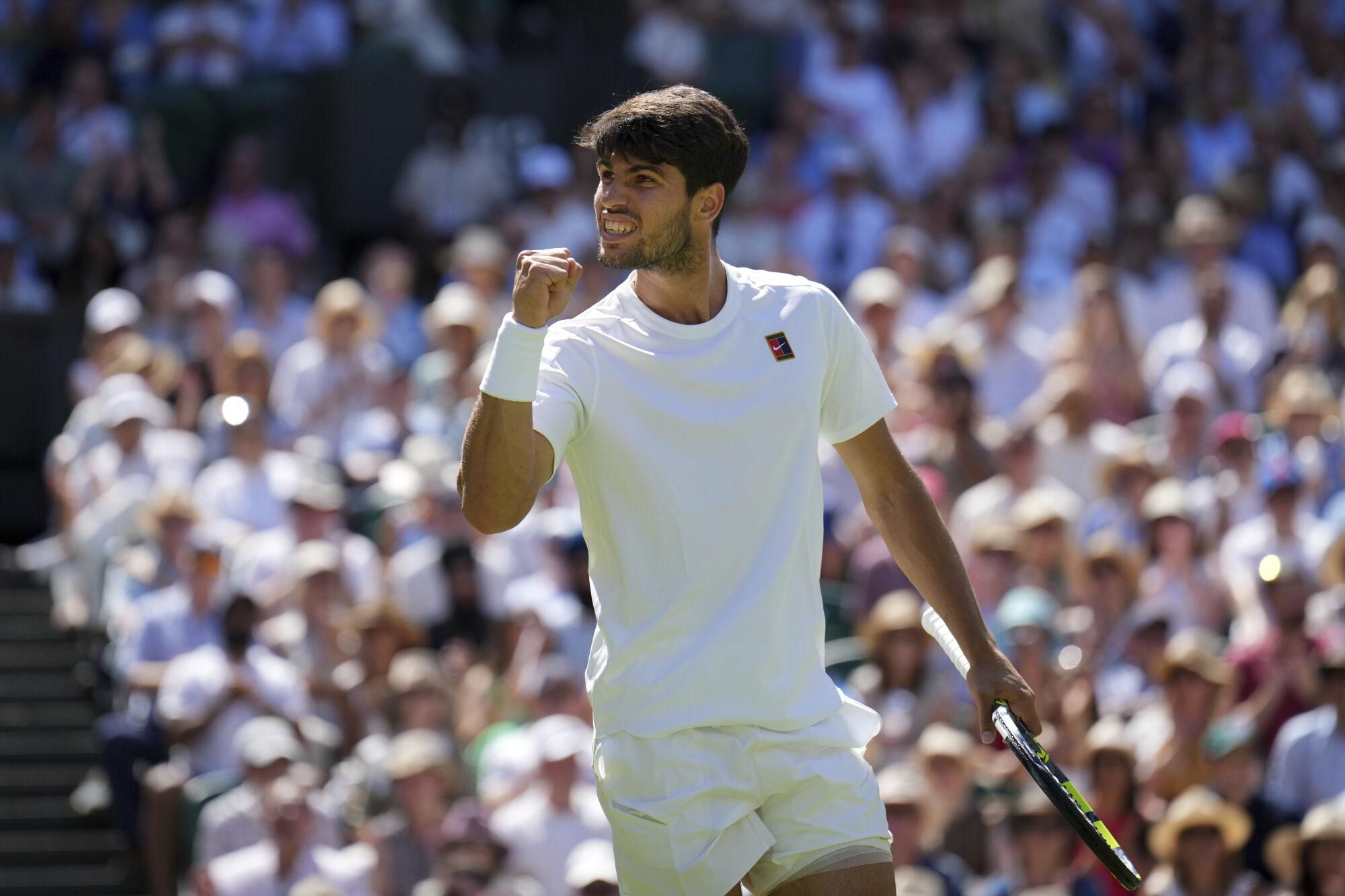 Spain's Carlos Alcaraz reacts as he wins a point against Taylor Fritz of the U.S. in a men's singles semifinal at the Wimbledon Tennis Championships in London, Friday, July 11, 2025. (AP Photo/Kin Cheung). EDITORIAL USE ONLY/ONLY ITALY AND SPAIN