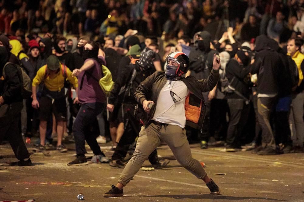 Galeria de fotos: Enfrontaments a Girona entre manifestants i policia