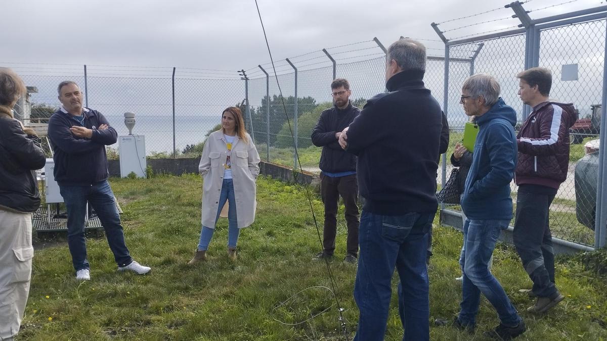 Responsables municipales de Llanes visitan junto a técnicos de la AEMET la estación meteorológica de Niembru