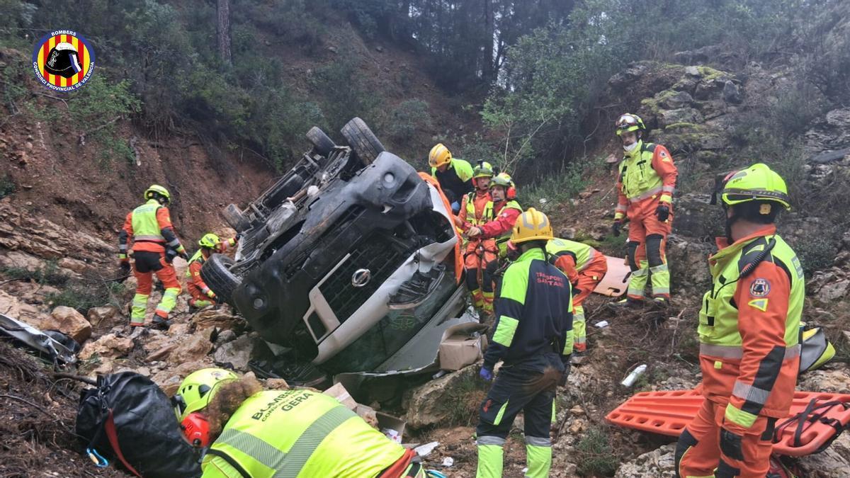 Impresionante rescate de un conductor que cayó 15 metros con su furgoneta por un barranco