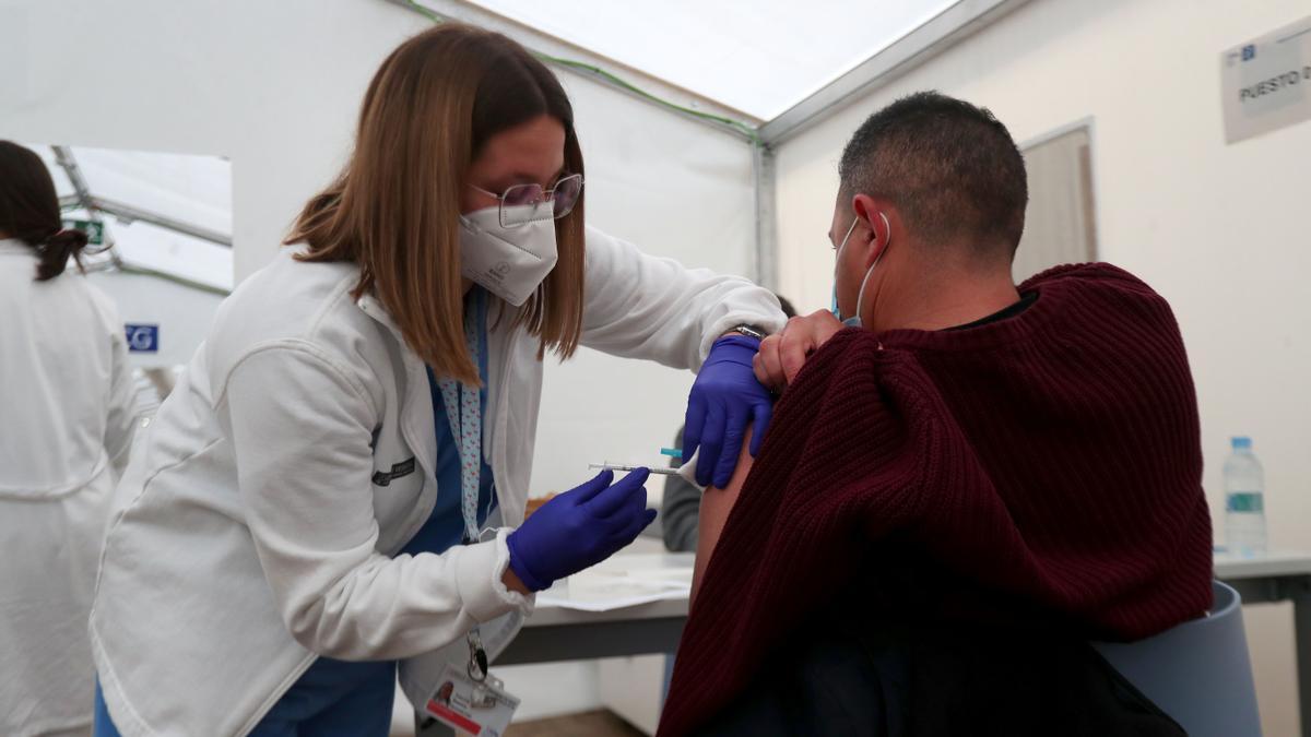 Una enfermera del hospital de campaña de La Fe durante la vacunación a personal de emergencias.
