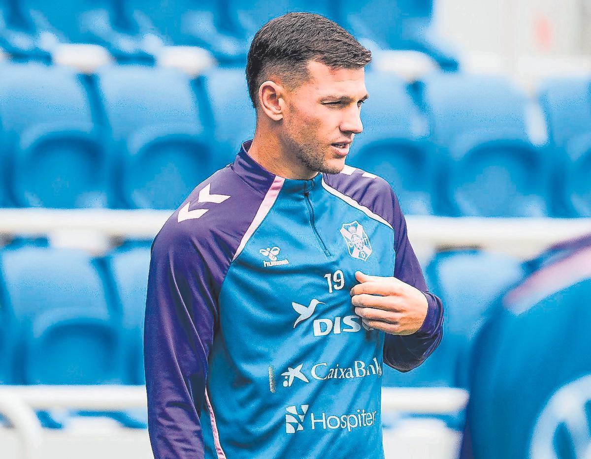 Bandas canarias para un Tenerife que se aferra al talento propio para robustecer su defensa. César y David son incuestionables. Llevan desde noviembre instalados en la titularidad
