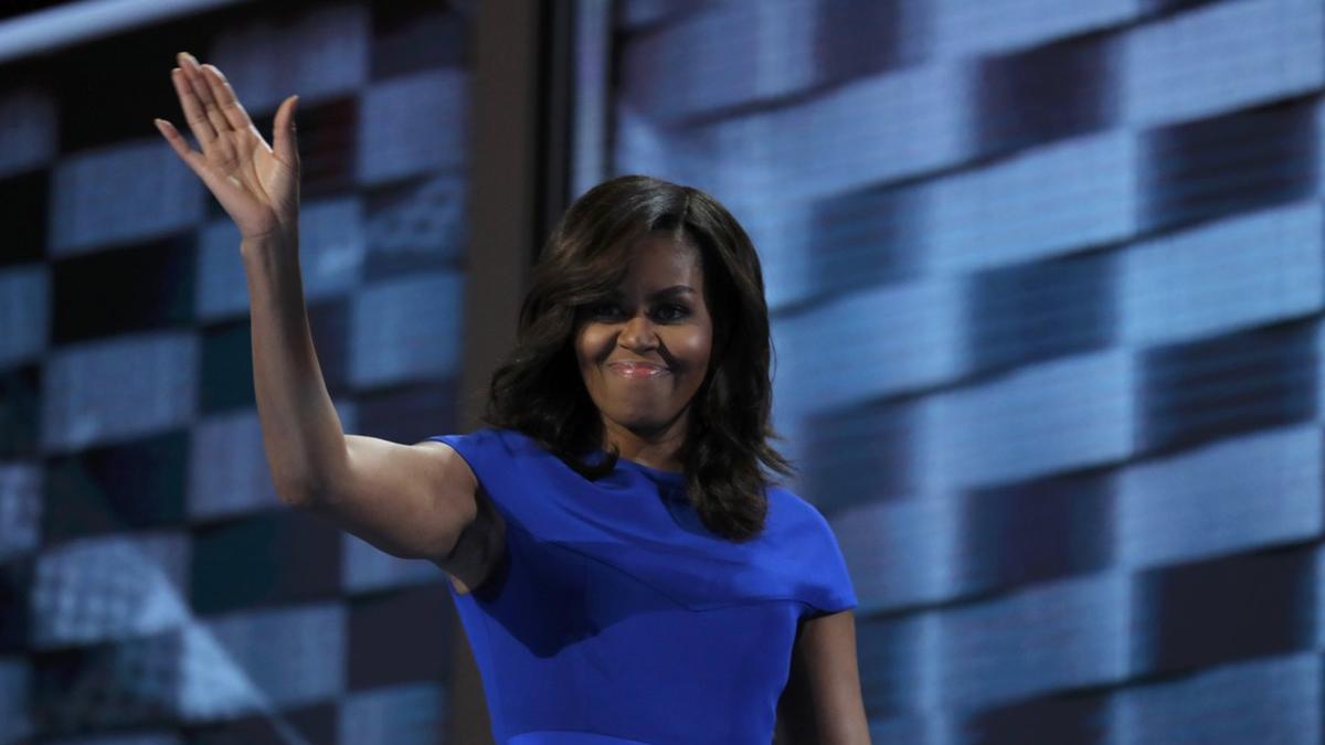 Michelle Obama saluda tras pronunciar su discurso en la convención demócrata.