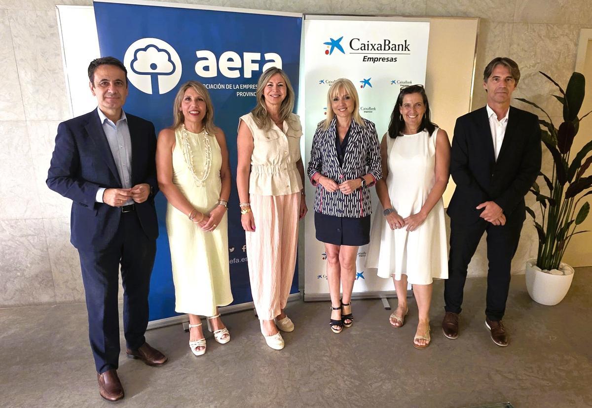 Representantes de CaixaBank y AEFA tras la renovación del acuerdo de colaboración.