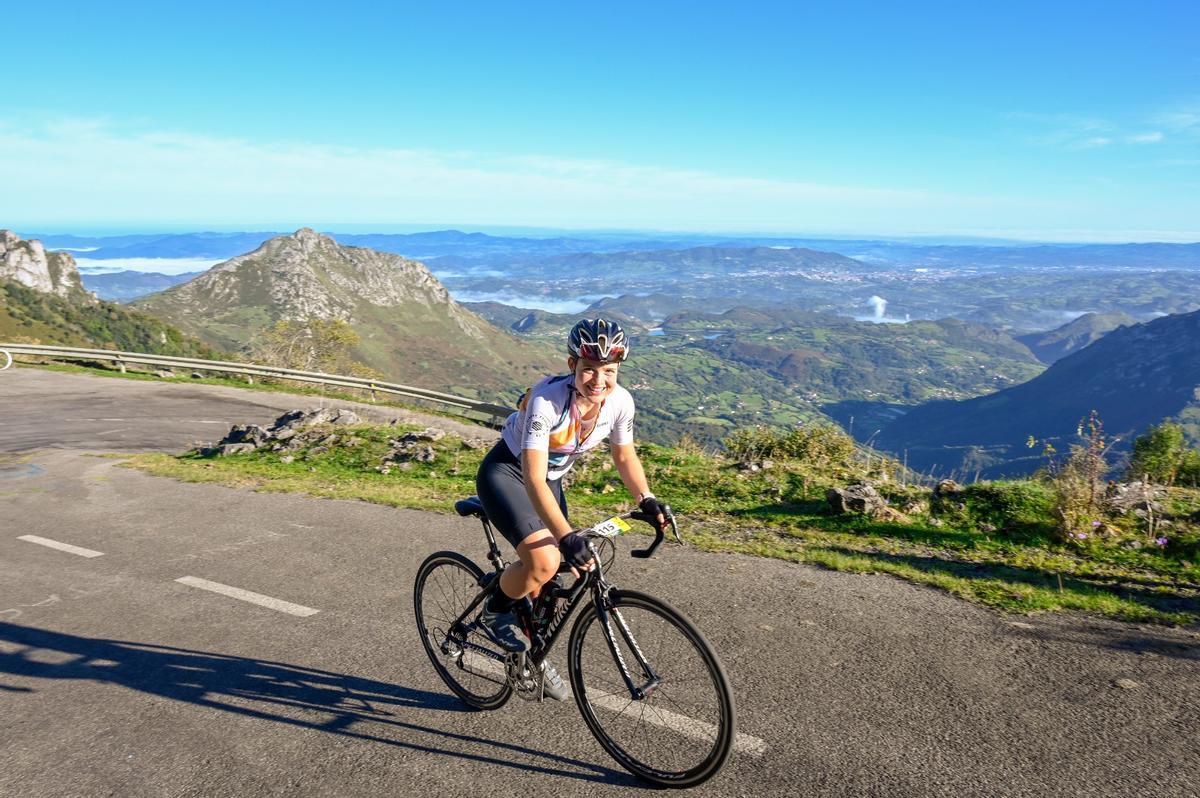 La cicloturista vasca Andra Manzanal en el Angliru