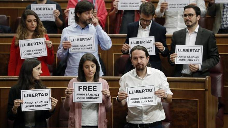 Carteles pidiendo la libertad de Sánchez y Cuixart en el pleno del Congreso