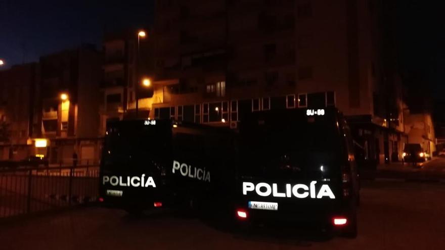 Furgones de los agentes, sobre el aparcamiento de Sants de la Pedra.