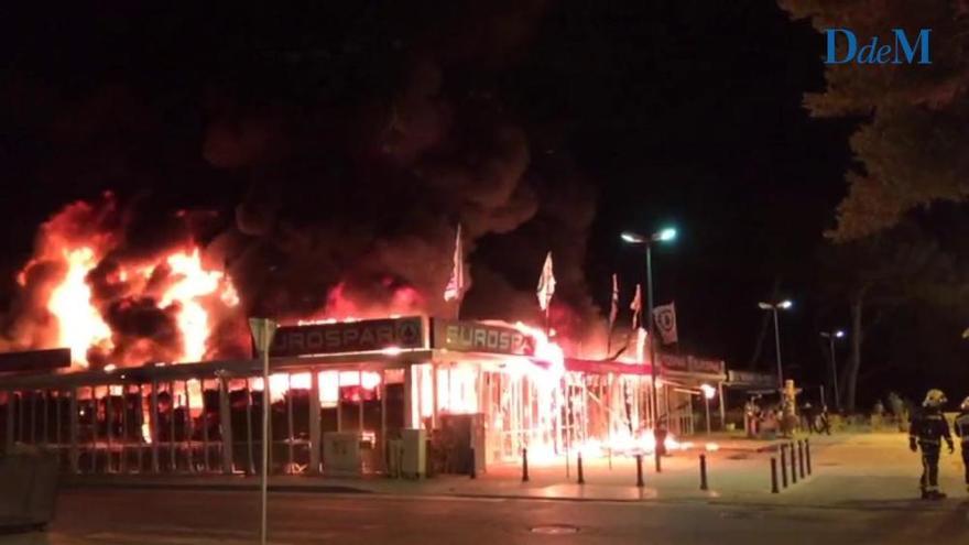 Feuer zerstört Supermarkt in Playa de Muro