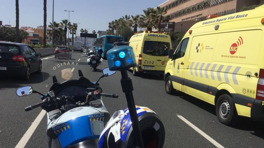 Una guagua y un camión sufren un accidente en la Avenida Marítima (17/04/2018)