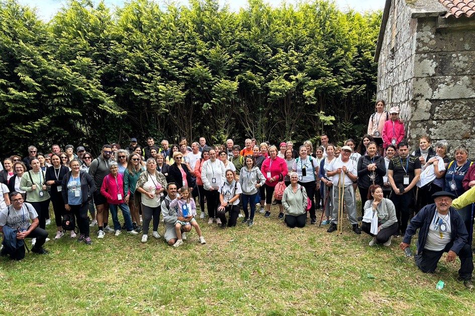 Participantes en la ruta por la Vía Mariana luso-galaica, a su paso por Valga.