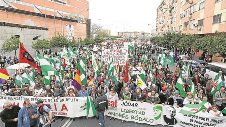 Miles de personas participan en la Marcha de la Dignidad en Sevilla