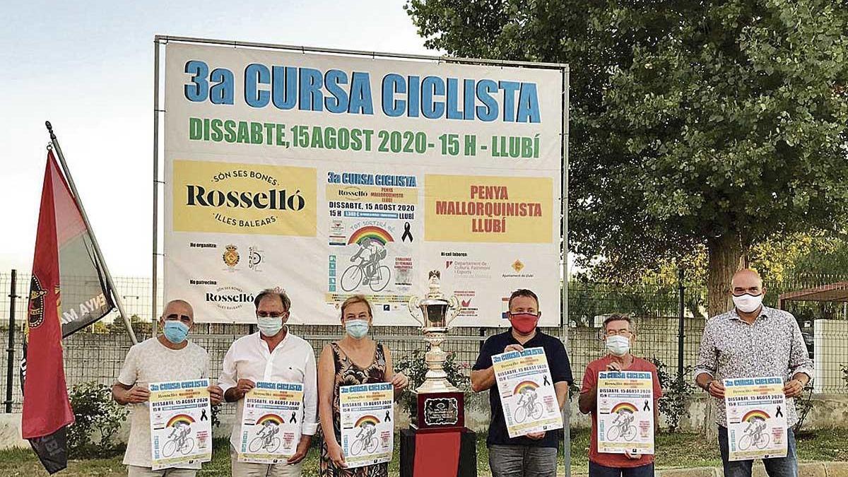 Los organizadores de la 3ª edición del trofeo ciclista Conserves Roselló, junto al trofeo.