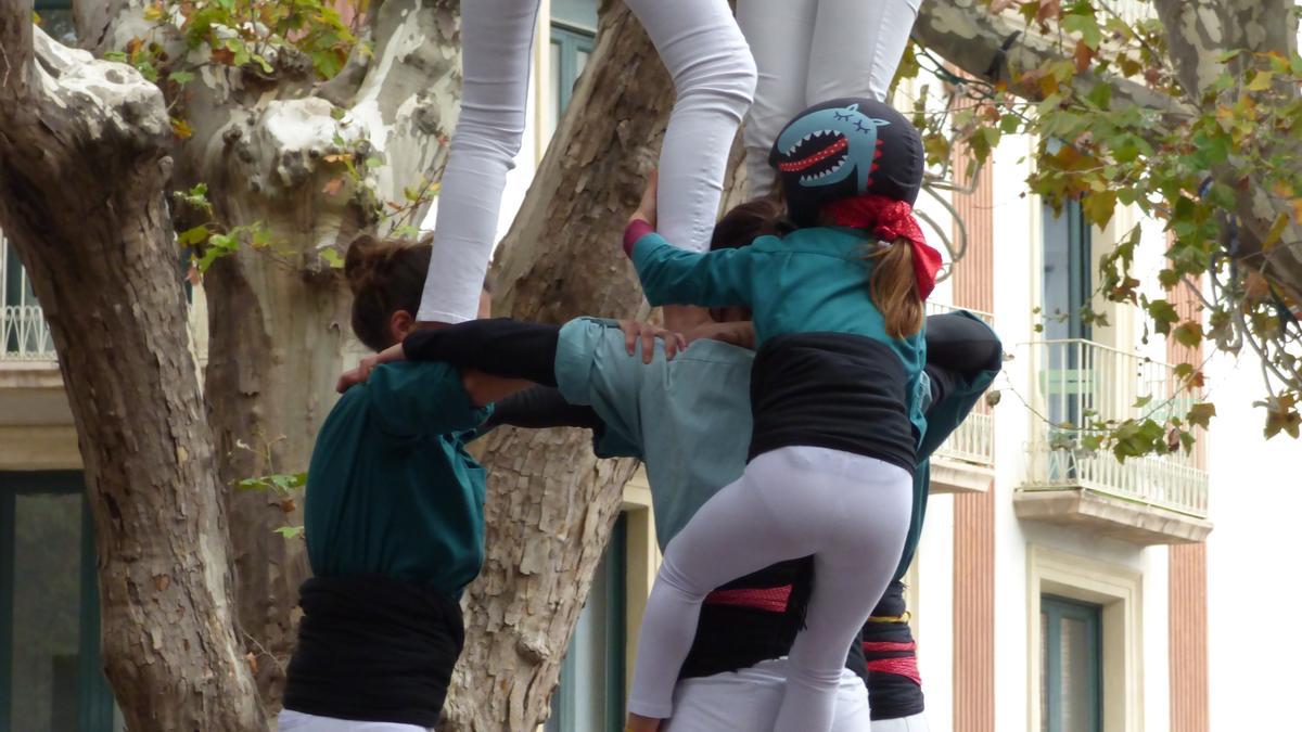 Onze colles castelleres es reuneixen a Figueres en la trobada de tardor de Colles del Nord