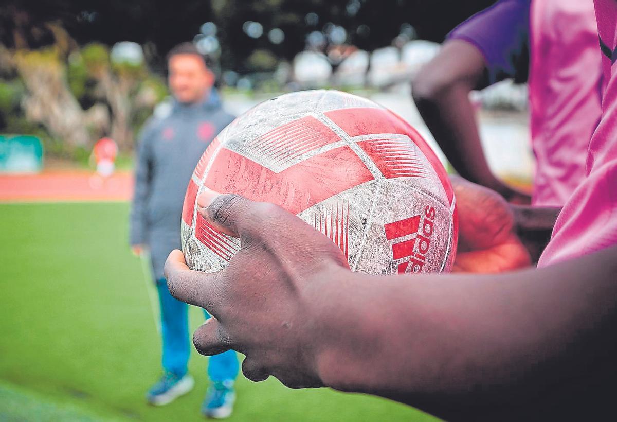 Un joven migrante llegado a Canarias sostiene un balón.