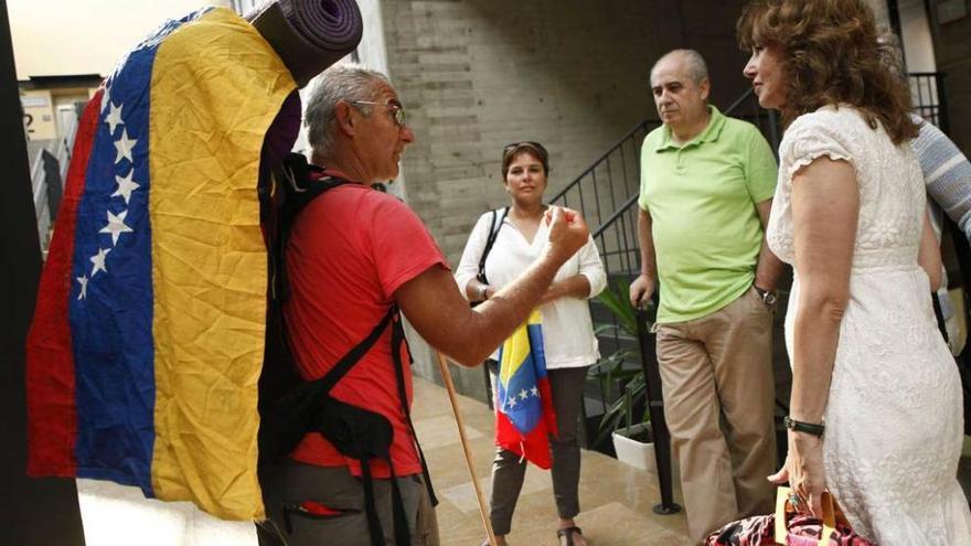 Manuel Rodríguez, ayer, charla con unos compatriotas en el Centro Municipal de El Coto.