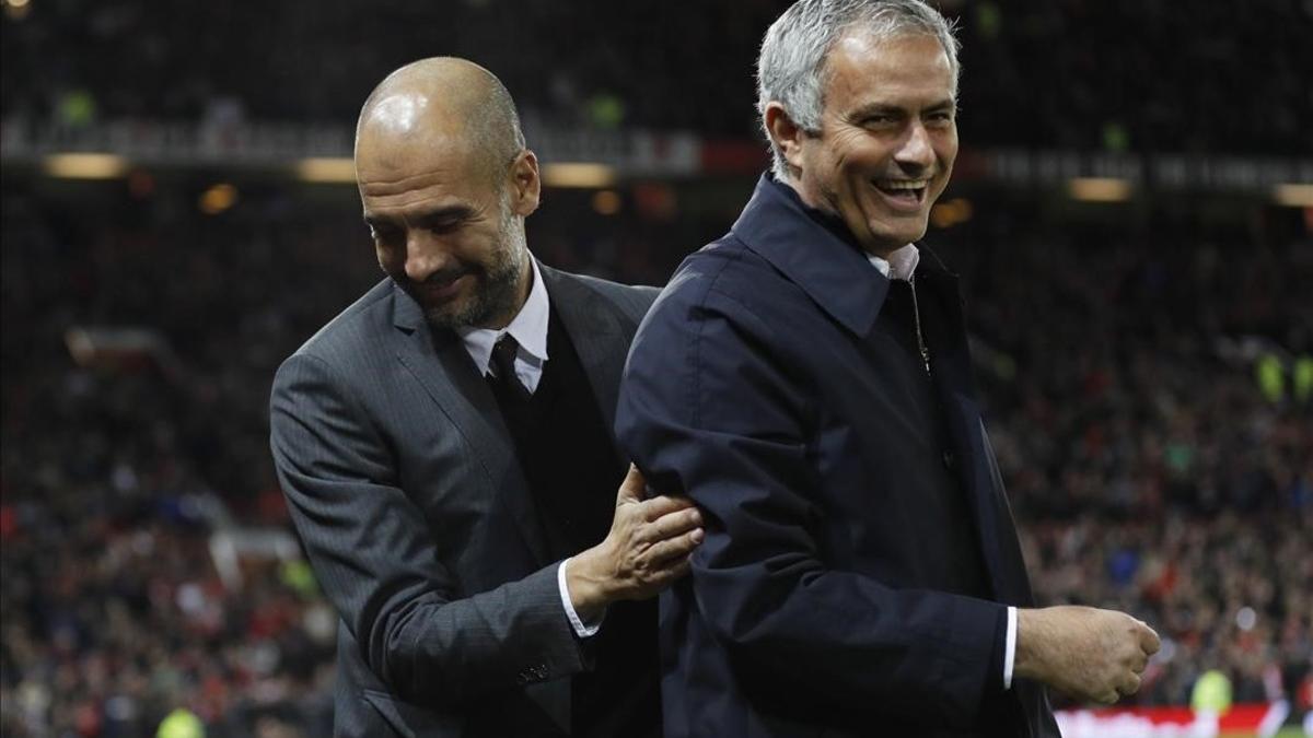 Mourinho y Guardiola bromean antes del partido en Old Trafford.