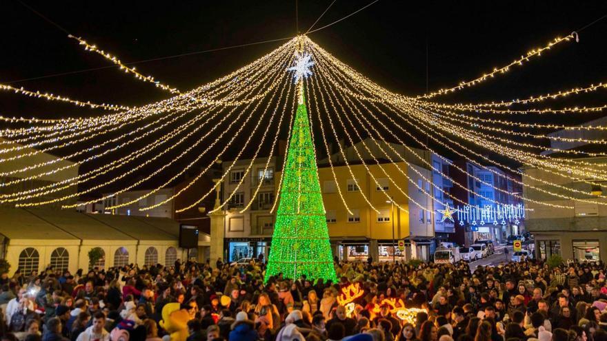 Asistentes ao acto de acendido do alumeado navideño na Praza do Concello de Vimianzo /c. de vimianzo