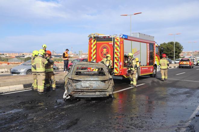 Arden dos vehículos en la autovía de Picanya tras colisionar