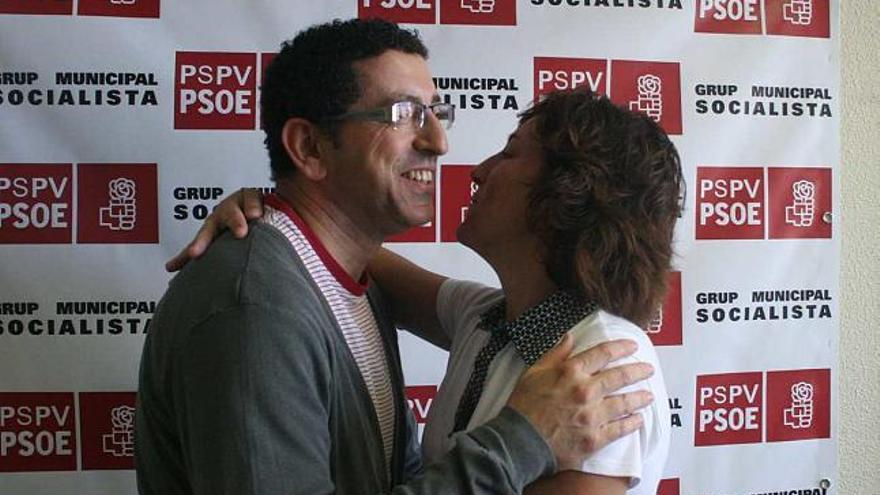 La ya ex portavoz del grupo municipal socialista, Pilar Brotons, y Lacasa escenificaron la transición con un abrazo