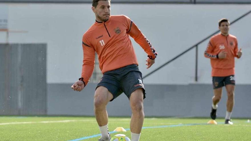 Adrián Cruz controlando el balón en un momento del entrenamiento de ayer en A Seca. // Rafa Vázquez