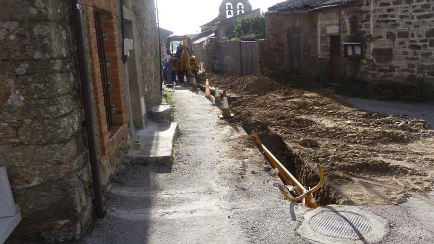 Imagen de la zanja realizada en la calle para el cambio de tuberías.