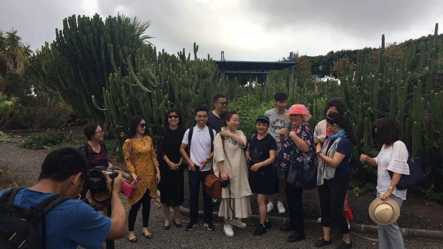 Los agentes de viaje chinos durante su recorrido por el parque urbano de San Juan