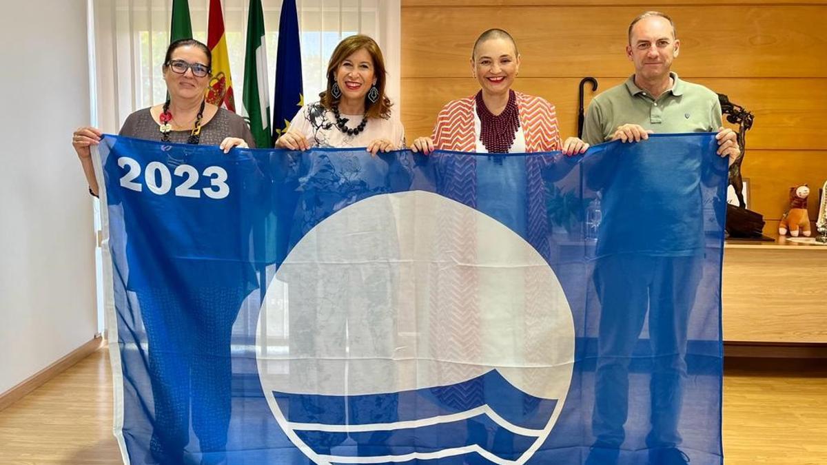 Bandera azul para la playa de Los Álamos de Torremolinos por su calidad ambiental.