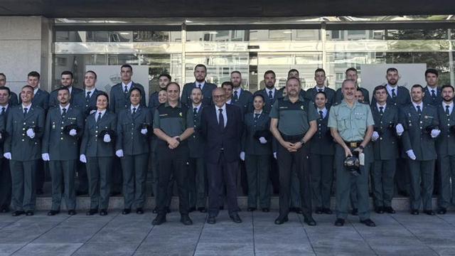 Foto de familia de los guardias civiles en prácticas junto a varios mandos y Abel Losada, ayer, en Pontevedra.