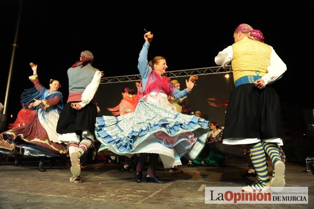 Festival de folclore en el Puente de Hierro