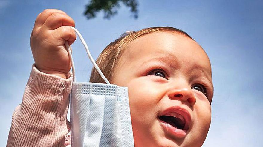 Valeria Benítez mientras juega con una mascarilla. | | JOSÉ CARLOS GUERRA