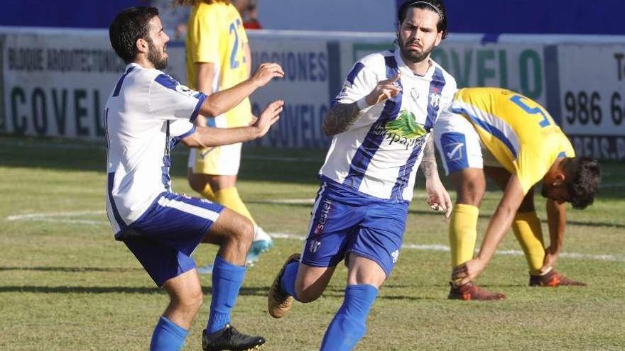 Un jugador del Cultural Areas celebra un gol ante el Cambados, ayer en A Lomba. // Ricardo Grobas