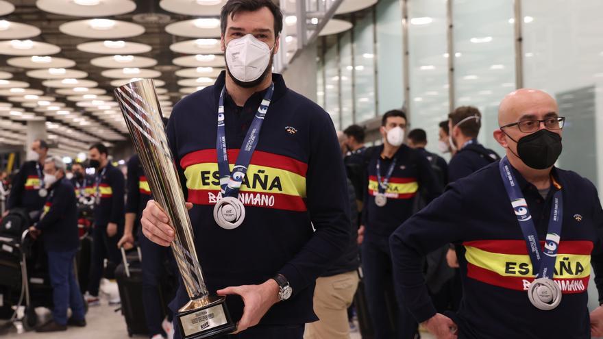 Gedeón Guardiola aterriza en Barajas con el trofeo de subcampeones de Europa