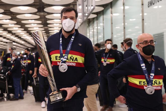 Gedeón Guardiola aterriza en Barajas con el trofeo de subcampeones de Europa