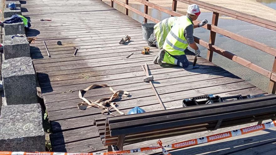 Portos de Galicia comienza a reparar el paseo marítimo de madera de Aldán dañado por la colisión de un vehículo