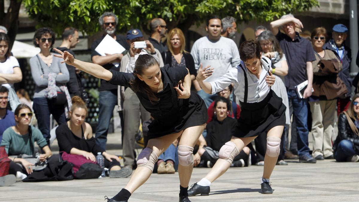 Espectáculo de Dansa València en la plaza del Patriarca.