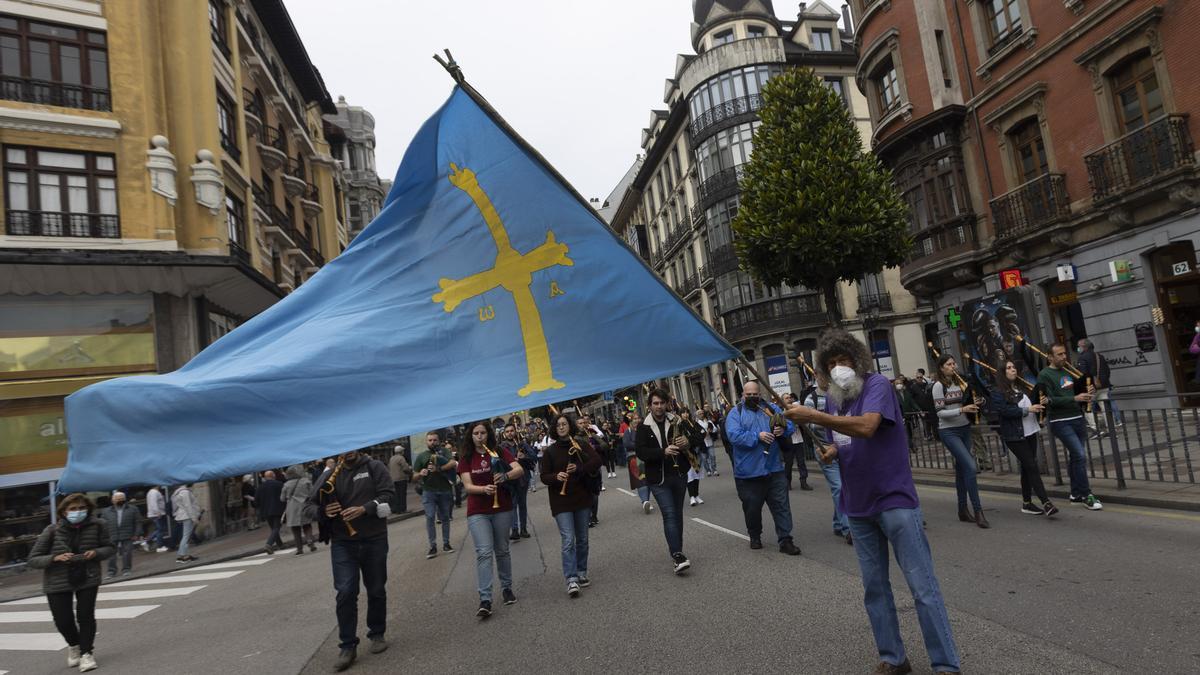 Los partidarios de la cooficialidad del asturiano se manifiestan en Oviedo