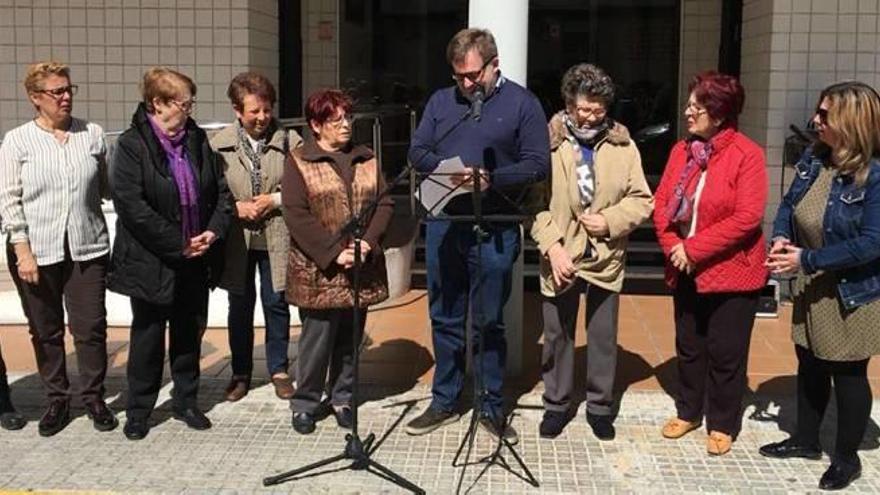 Medio centenar de pensionistas protesta en Daimús contra Rajoy