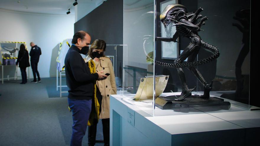 El octavo pasajero de la película ‘Alien’ toma el hall de la Biblioteca Regional