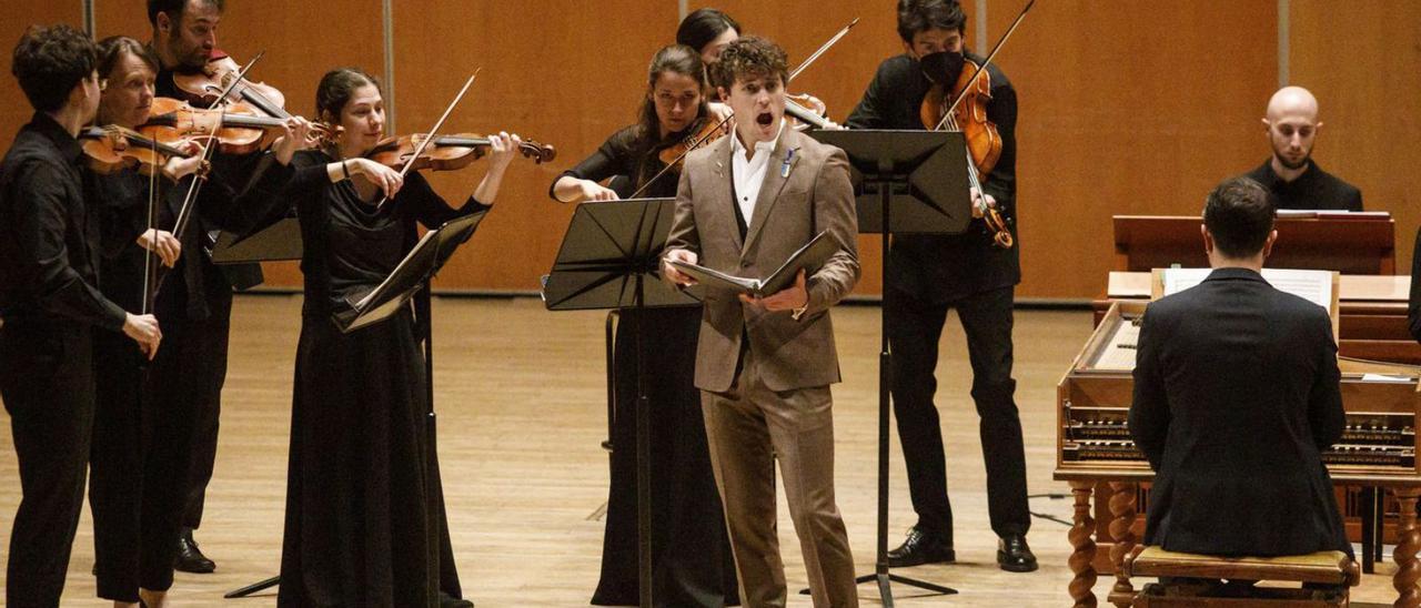 Orlinski, rodeado por la orquesta, en un momento del concierto. | Valentina Ciuca
